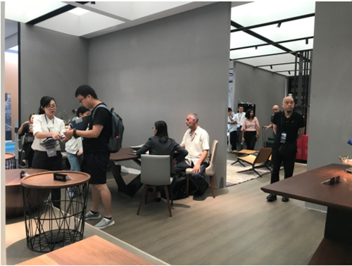 ���A֮�g�M�@��ʽ�O���������Ҿ��@�G�����Ϻ����H�Ҿ�չ