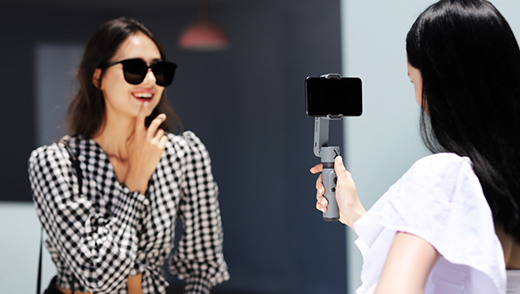 手機(jī)云臺(tái)串場聯(lián)想直播間，智云這是官宣合作?