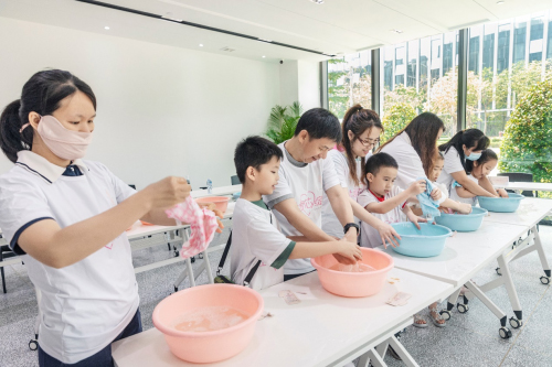 阿道夫現(xiàn)身“教學(xué)”，與10后探索洗護(hù)科技力量