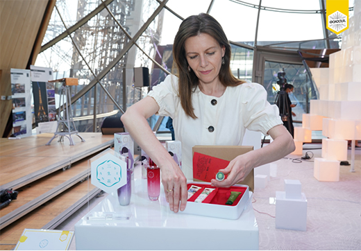 登時(shí)尚之巔，三生花盛放巴黎!