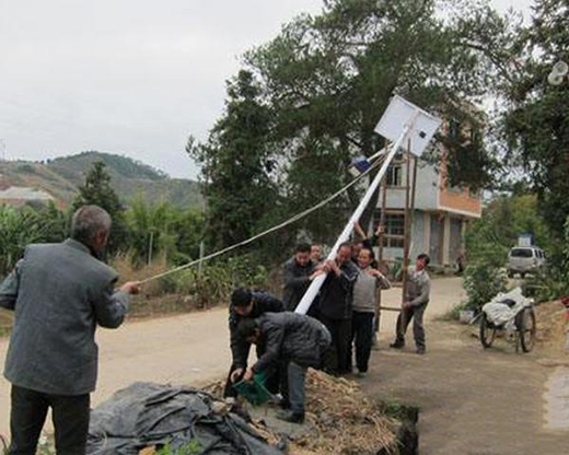 46盞太陽(yáng)能路燈 照亮淶源山區(qū)群眾出行路