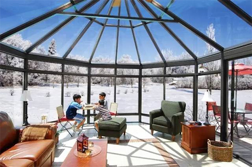 現(xiàn)代陽光房傾向于用坡屋頂延伸屋檐，寬敞明亮