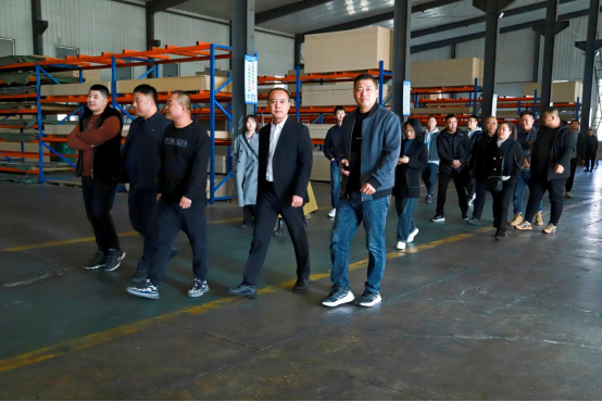 ���I�ҾӰ���Ј���һ���佡���Ҿ��У��׳�վ���A�M��Ļ