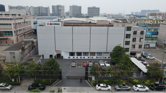 鑫華派：國(guó)際大師至擎 V'50 啟幕 2025 輕高定革命